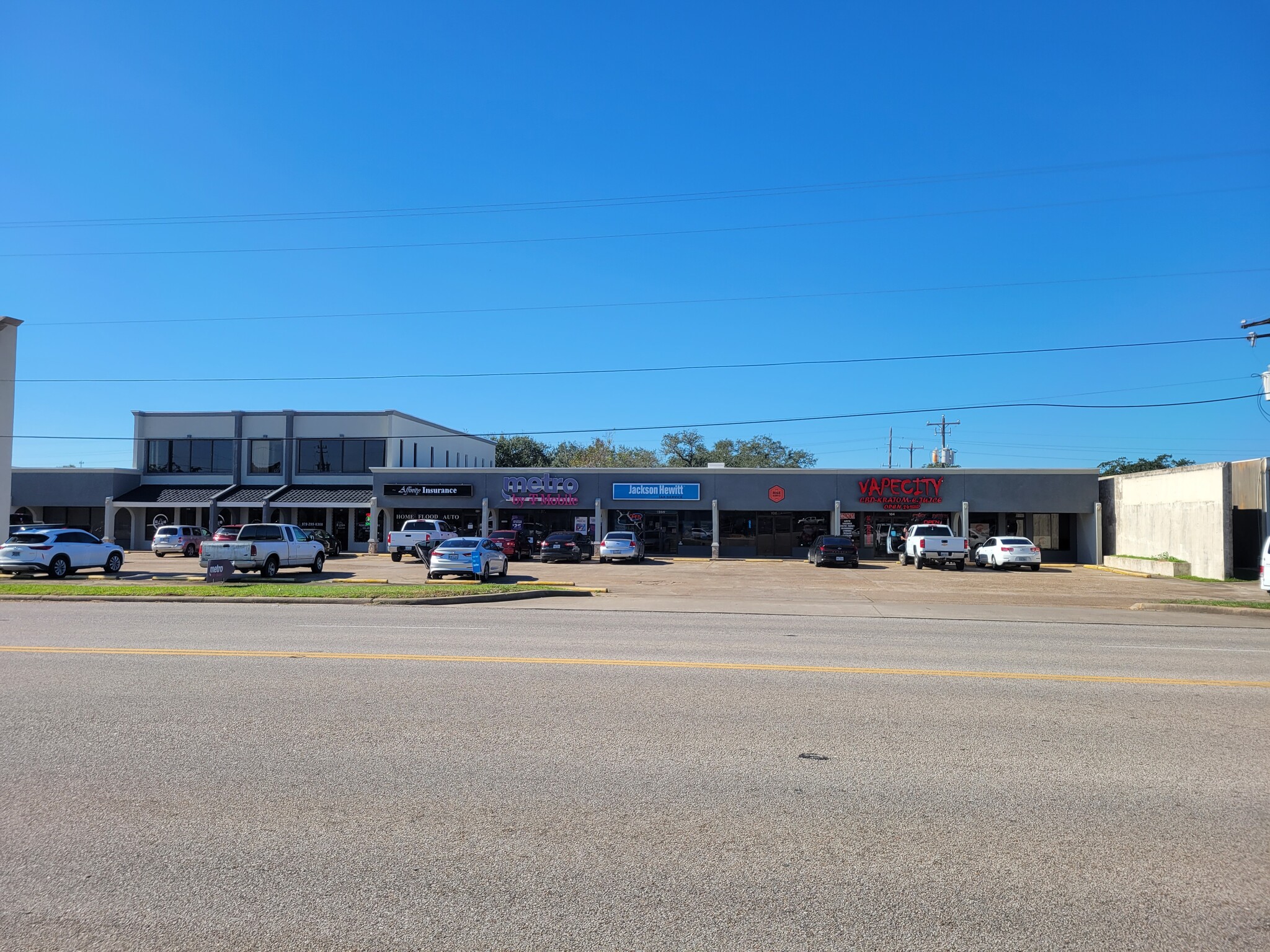 106-204 Dixie Dr, Clute, TX for lease Building Photo- Image 1 of 2