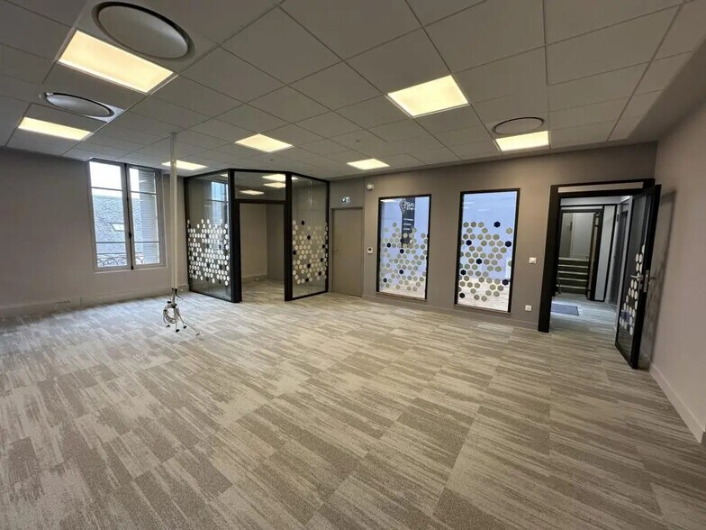 Office in Chartres for lease - Interior Photo - Image 1 of 16