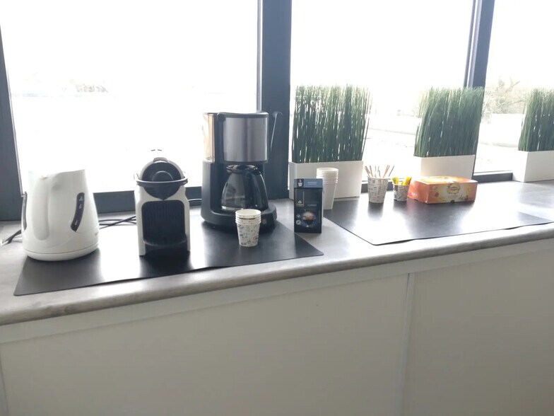 1 Rue Anita Conti, Vannes for lease - Building Photo - Image 3 of 8