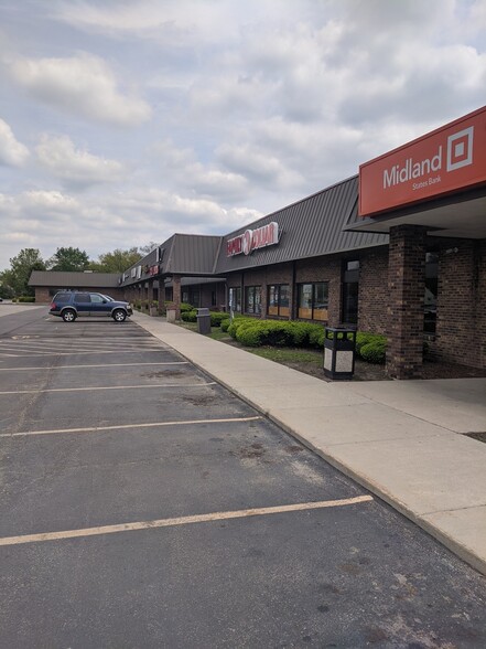 621-633 Harlem Rd, Machesney Park, IL for lease - Building Photo - Image 2 of 4