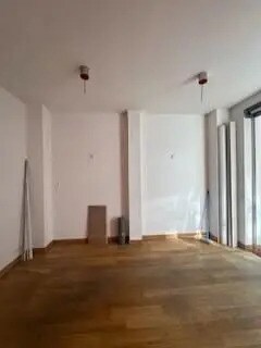 Retail in Paris for lease - Interior Photo - Image 2 of 6