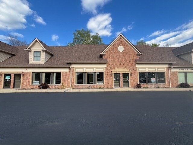 4 Cedar Ridge Dr, Lake In The Hills, IL for lease - Building Photo - Image 1 of 6