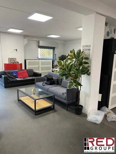 Retail in Aubagne for lease - Interior Photo - Image 1 of 5