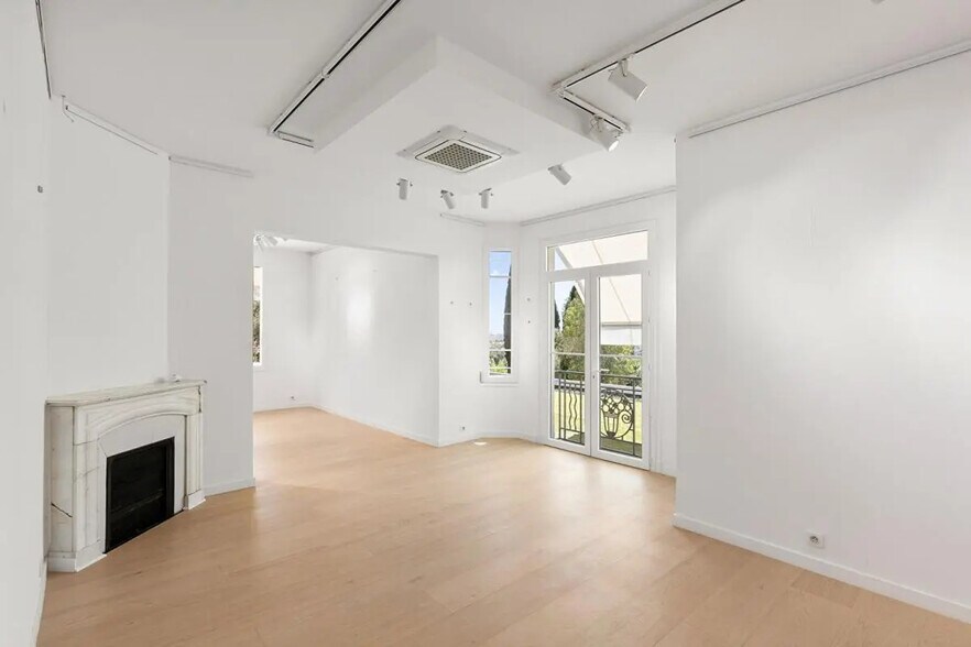 Retail in Saint-Paul-de-Vence for sale - Building Photo - Image 3 of 5