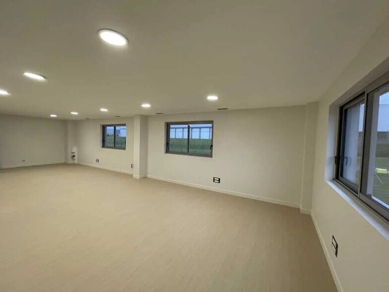 Office in Venette for lease - Interior Photo - Image 3 of 8