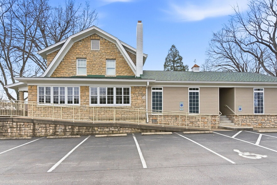 3208 College Dr, Louisville, KY for sale - Building Photo - Image 3 of 90
