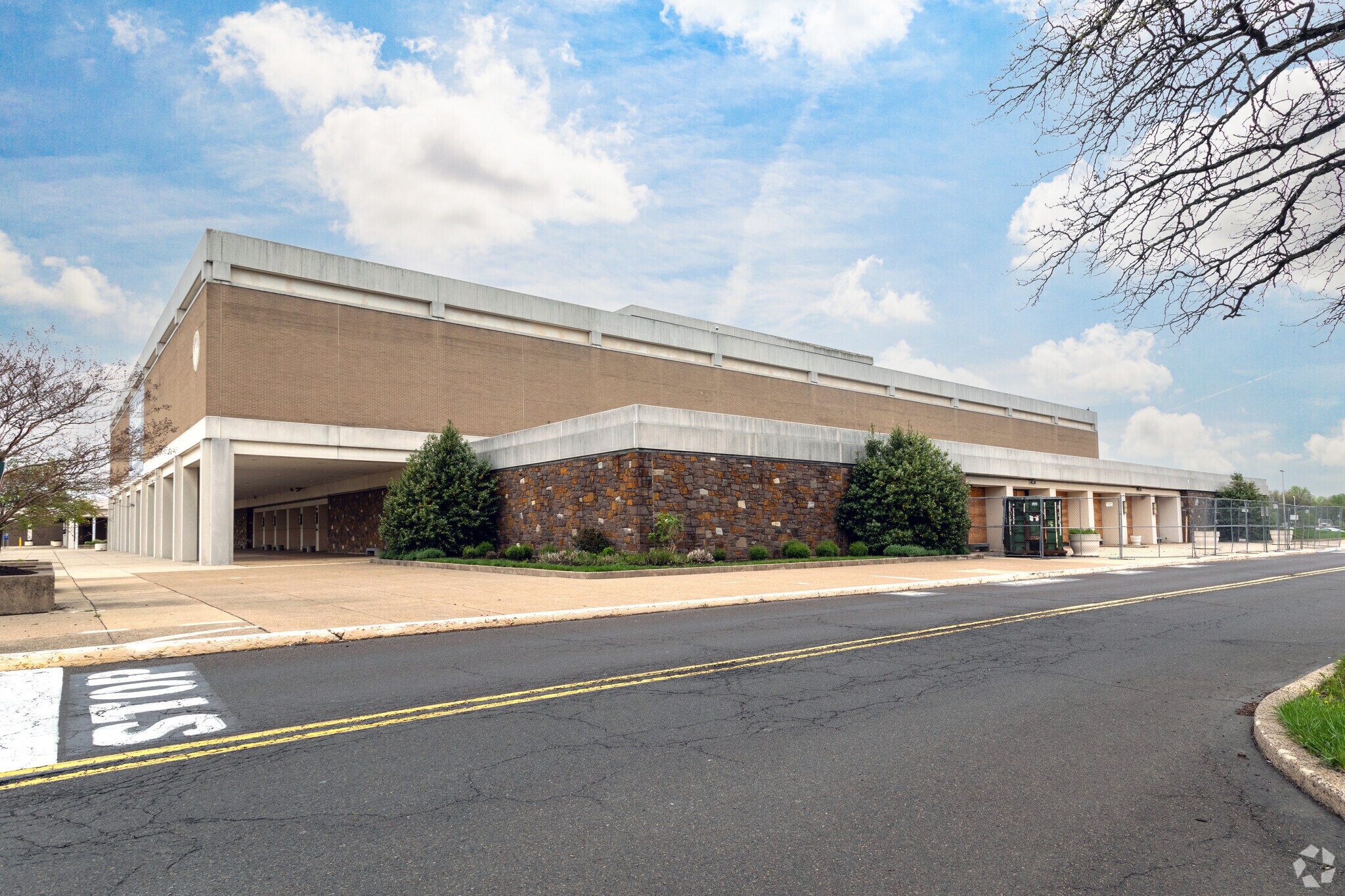 100 Neshaminy Mall, Bensalem, PA for lease Primary Photo- Image 1 of 4