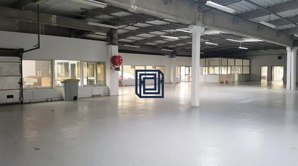 Flex in Trappes for lease - Interior Photo - Image 1 of 2