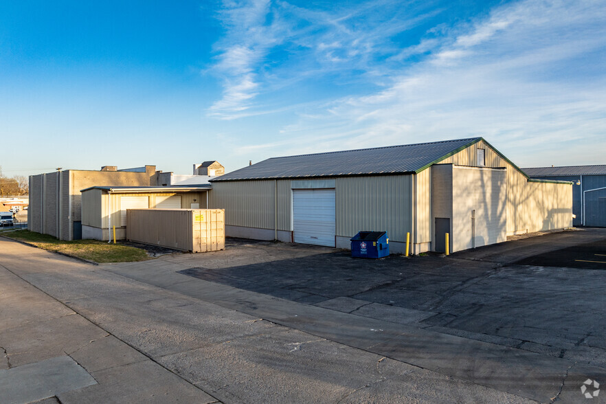 1300 W Poplar St, Springfield, MO for lease - Primary Photo - Image 1 of 5