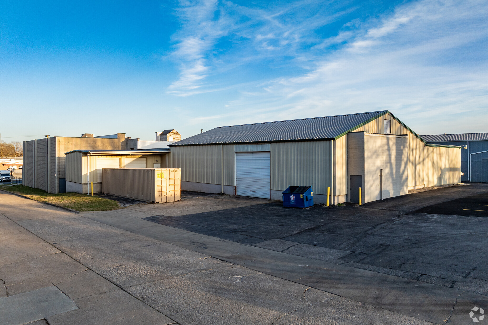 1300 W Poplar St, Springfield, MO for lease Primary Photo- Image 1 of 6