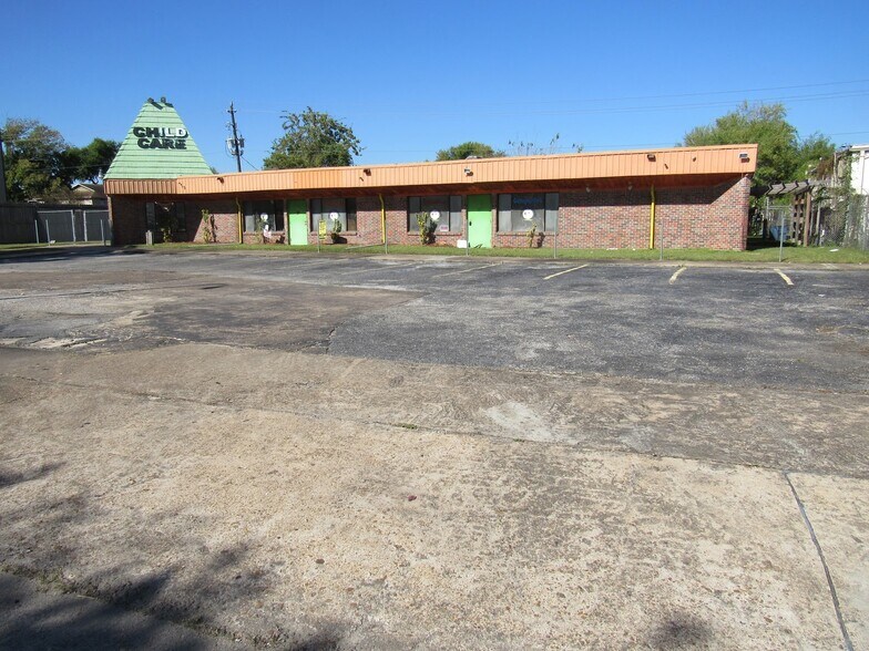 12355 Wood Forest Dr, Houston, TX 77013