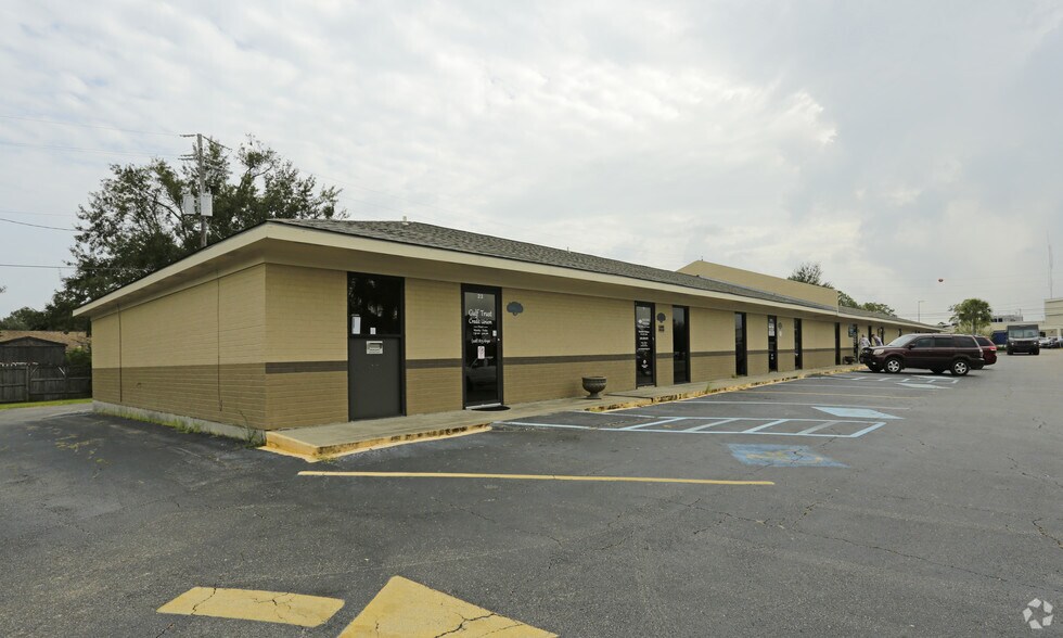 123 Marks Rd, Ocean Springs, MS 39564