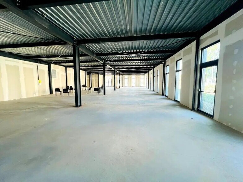 Retail in Plaisir for lease - Building Photo - Image 2 of 10