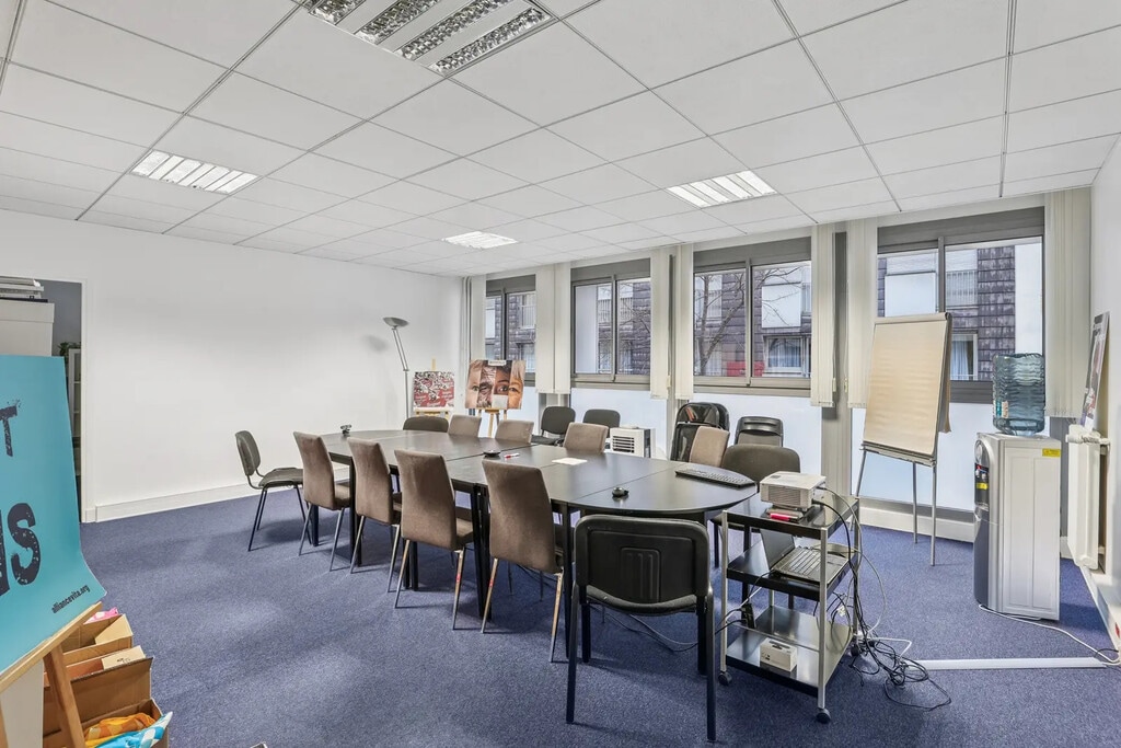 Location Bureaux 297 m² - Photo 1