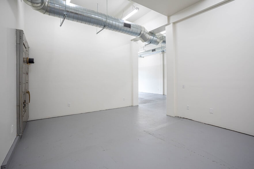 6025 Santa Monica Blvd, Los Angeles, CA for lease - Building Photo - Image 3 of 9