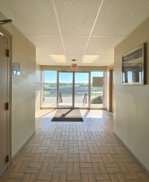 4848 S 120th St, Omaha, NE for lease - Lobby - Image 3 of 8