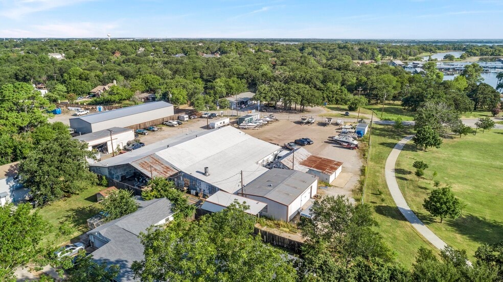 718 E Hundley Dr, Lake Dallas, TX for lease - Building Photo - Image 3 of 8