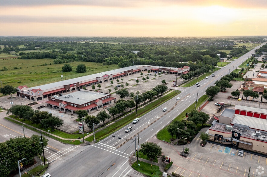 8201-8209 Broadway St, Pearland, TX for lease - Building Photo - Image 3 of 12