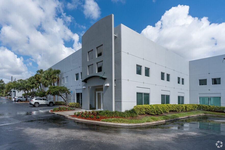 6701 NW 7th St, Miami, FL for lease - Primary Photo - Image 1 of 11