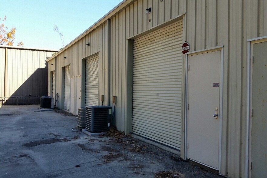 2370-2380 Capital Cir NE, Tallahassee, FL for lease - Building Photo - Image 3 of 6