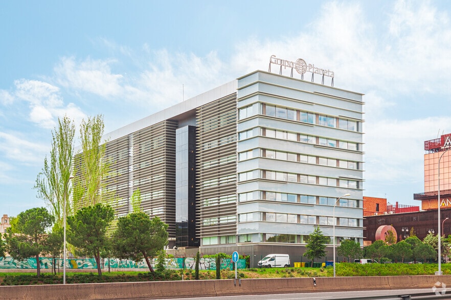 Calle de Juan Ignacio Luca de Tena, 17, Madrid, Madrid for lease - Building Photo - Image 1 of 11