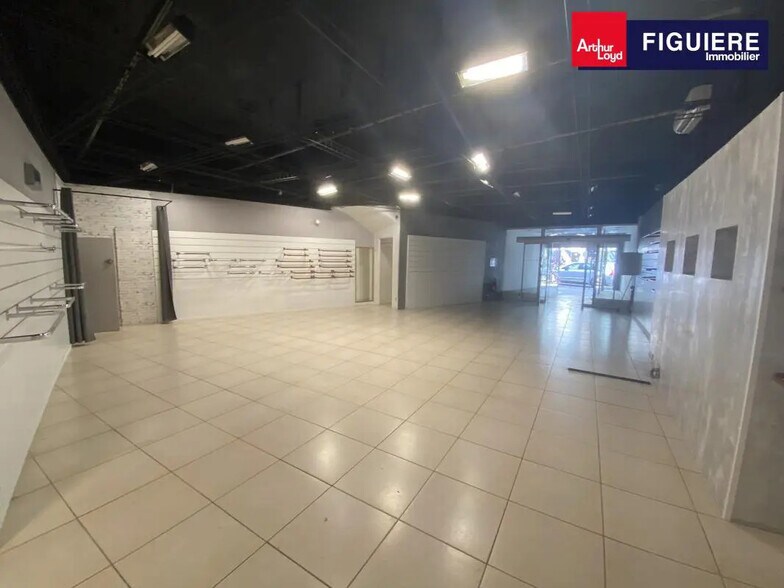 Retail in Salon-de-Provence for lease - Building Photo - Image 1 of 17