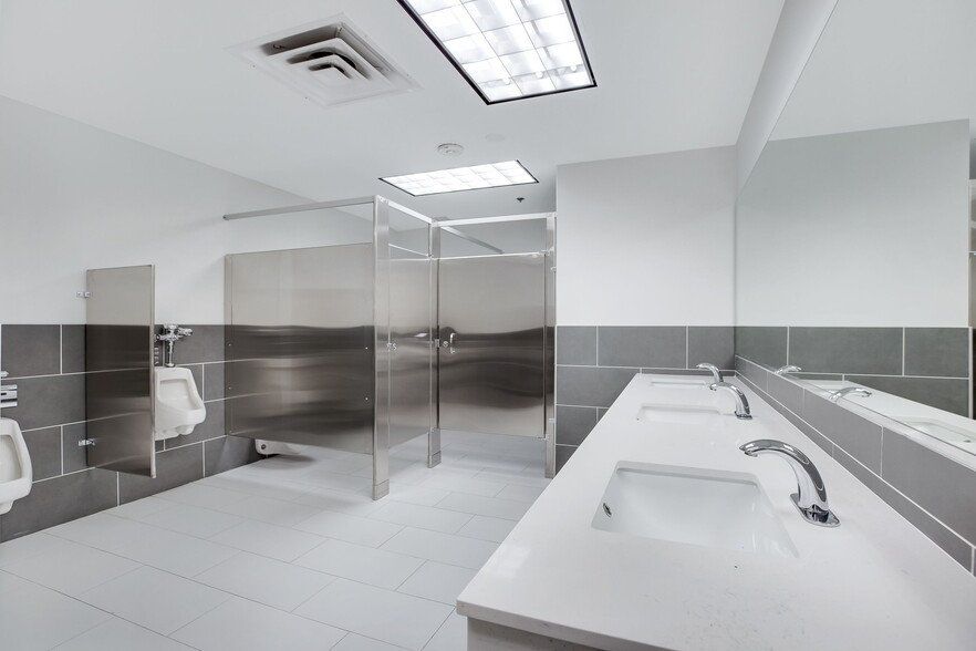 4717 E Hilton Ave, Phoenix, AZ for sale - Interior Photo - Image 2 of 14