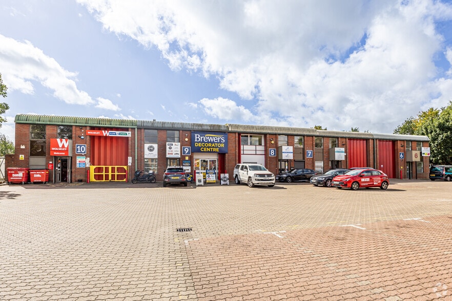 Heathlands Close, Twickenham for lease - Primary Photo - Image 2 of 2