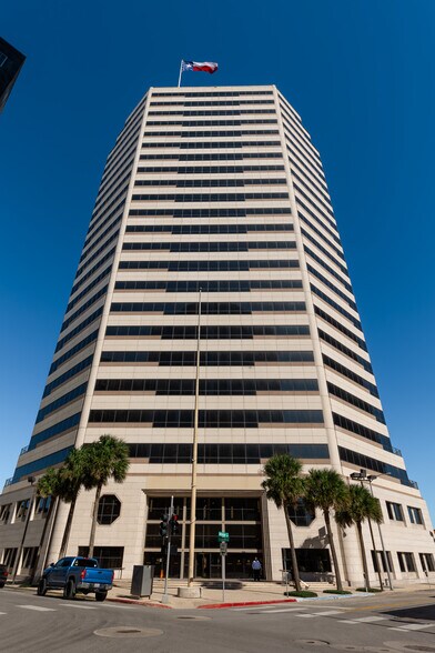 802 N Carancahua St, Corpus Christi, TX for lease - Building Photo - Image 3 of 20