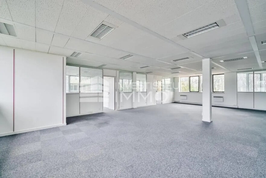 Office in Saint-Thibault-des-Vignes for lease - Interior Photo - Image 1 of 5