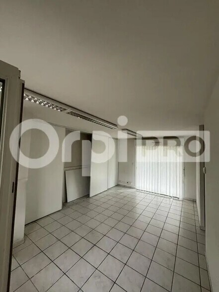 Office in Saint-Vincent-de-Tyrosse for sale - Building Photo - Image 2 of 7