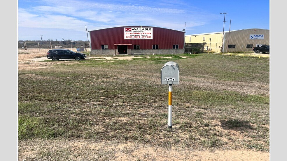 2222 S Interstate 35, Pearsall, TX for sale - Primary Photo - Image 1 of 16