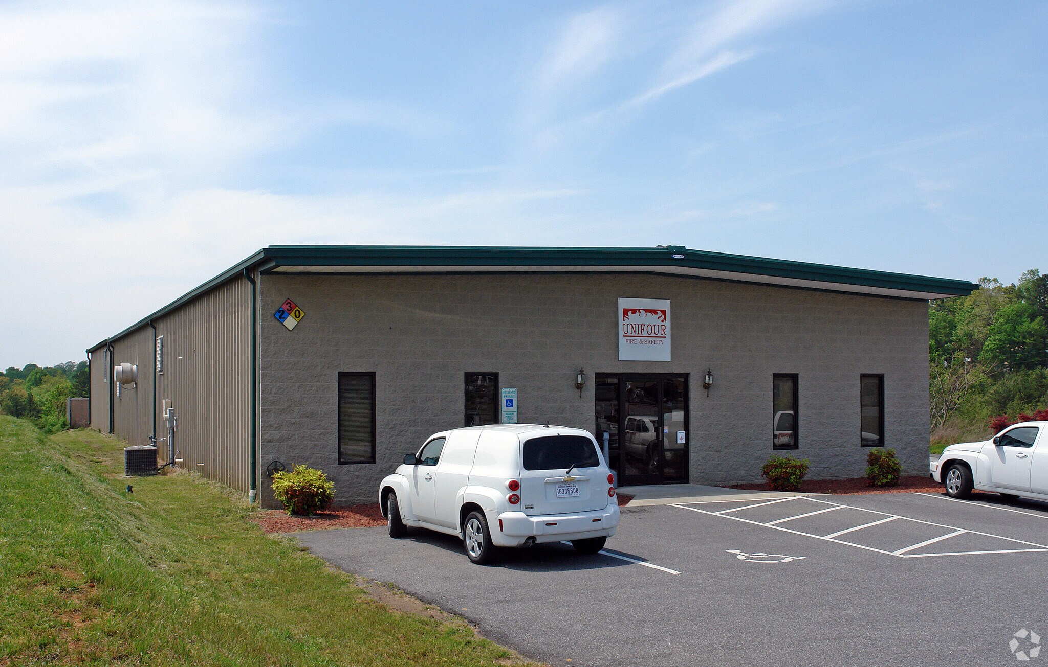 1070 7th St Ct SE, Hickory, NC for sale Primary Photo- Image 1 of 1