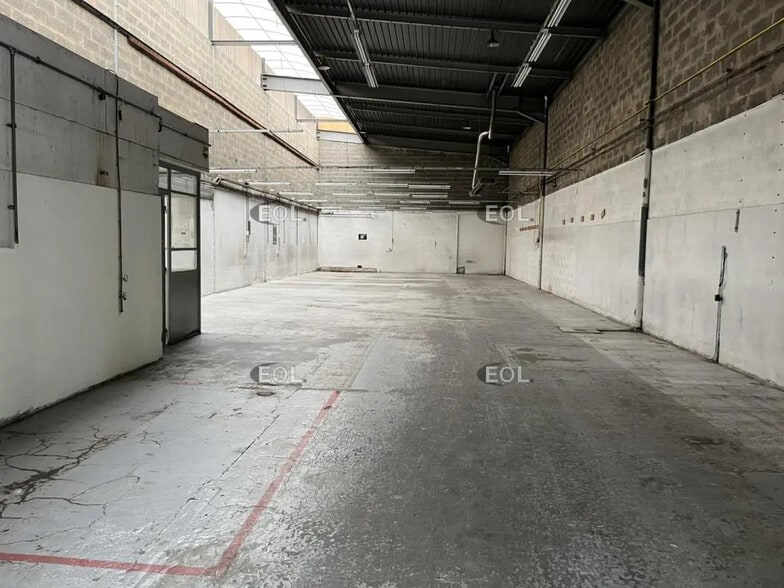 Flex in Pontoise for lease - Interior Photo - Image 3 of 5