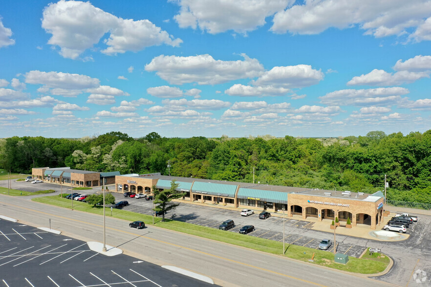 217-219 E Center Dr, Alton, IL for lease - Building Photo - Image 2 of 6