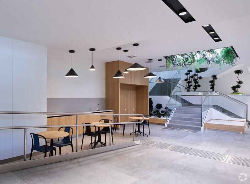 Calle Orense, 34, Madrid, Madrid for lease - Interior Photo - Image 3 of 10