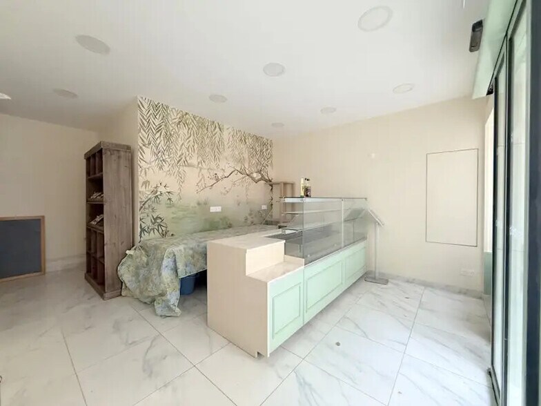 Retail in Rueil-Malmaison for lease - Interior Photo - Image 2 of 4