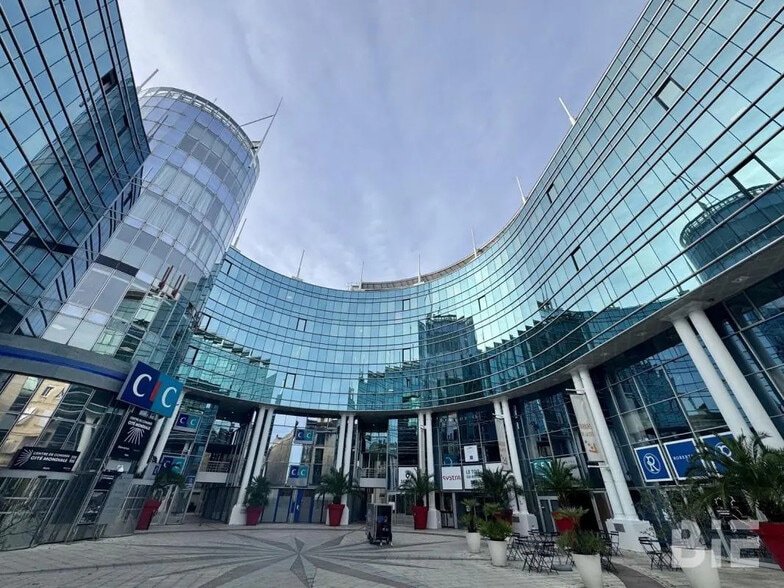 Office in Bordeaux for lease - Building Photo - Image 1 of 6