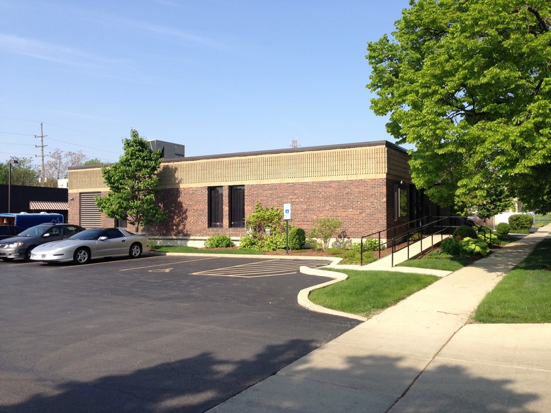 633 Rogers St, Downers Grove, IL for lease - Building Photo - Image 2 of 6