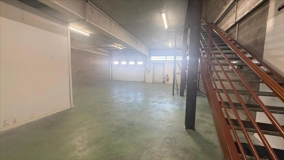 Industrial in Bourg-en-Bresse for lease - Interior Photo - Image 2 of 8