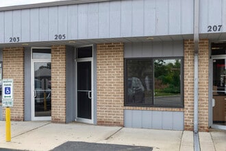 27W181-27W239 Geneva Rd, Winfield, IL for lease Interior Photo- Image 1 of 4