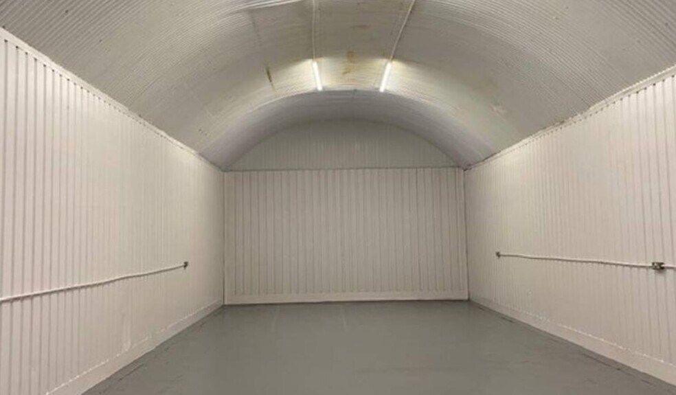 3-7 Gales Gdns, London for lease - Interior Photo - Image 2 of 3