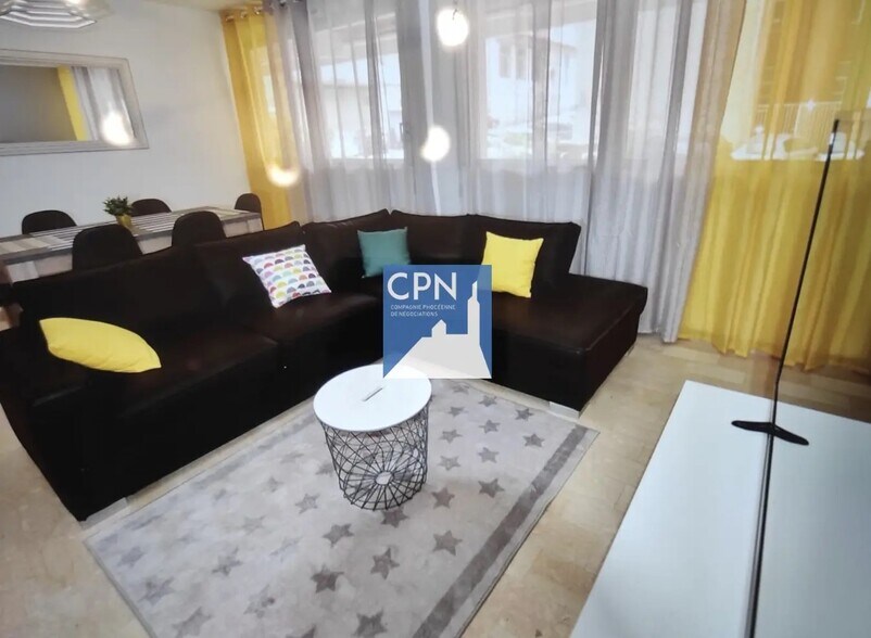Multifamily in Marseille for sale - Interior Photo - Image 2 of 2