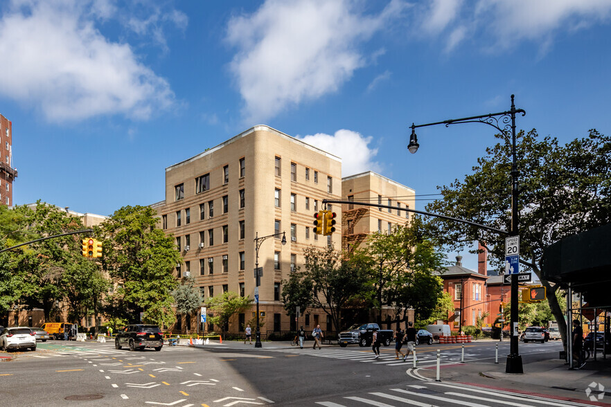 20 Plaza St E, Brooklyn, NY for sale - Primary Photo - Image 1 of 5