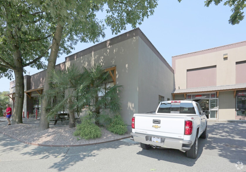 400 Brooksbank Ave, North Vancouver, BC for lease - Building Photo - Image 2 of 7