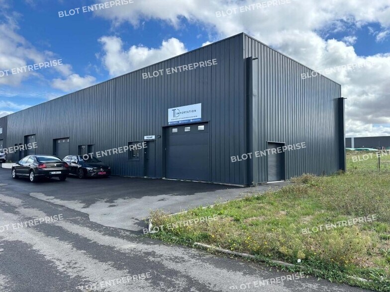 Industrial in Plechatel for lease - Building Photo - Image 1 of 8