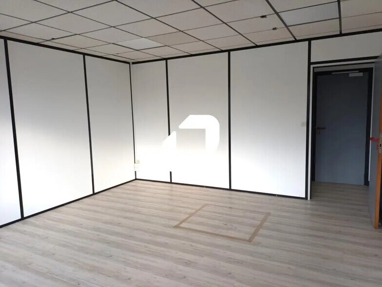 Office in VILLENEUVE-D'ASCQ for lease - Interior Photo - Image 3 of 6