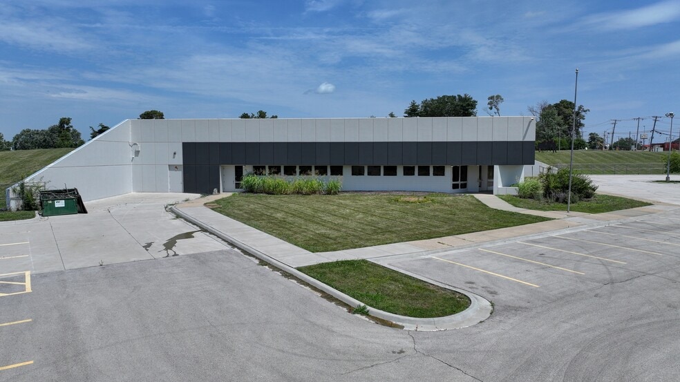 9000 Old Santa Fe Rd, Kansas City, MO for sale - Building Photo - Image 2 of 17