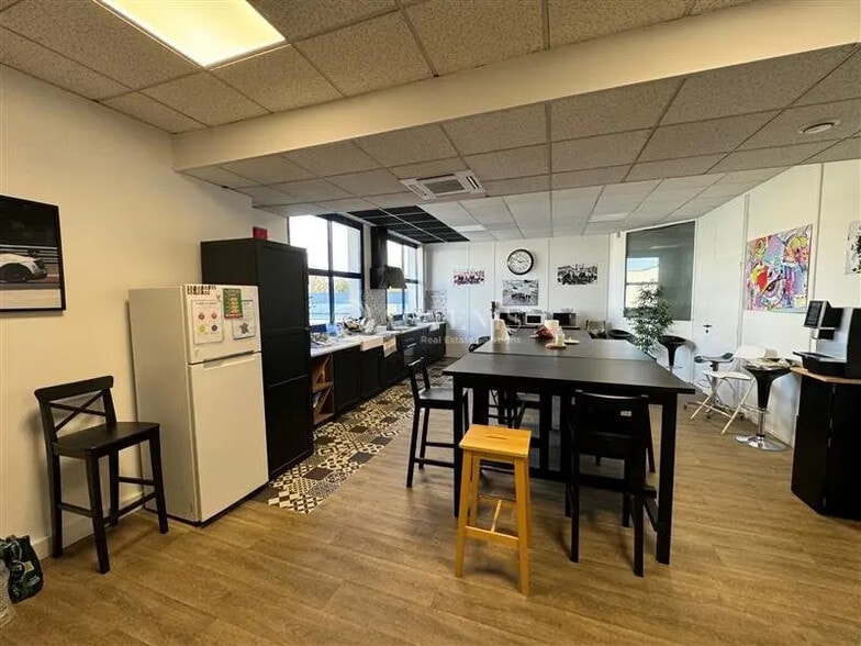 Flex in Croissy-Beaubourg for lease - Interior Photo - Image 3 of 7