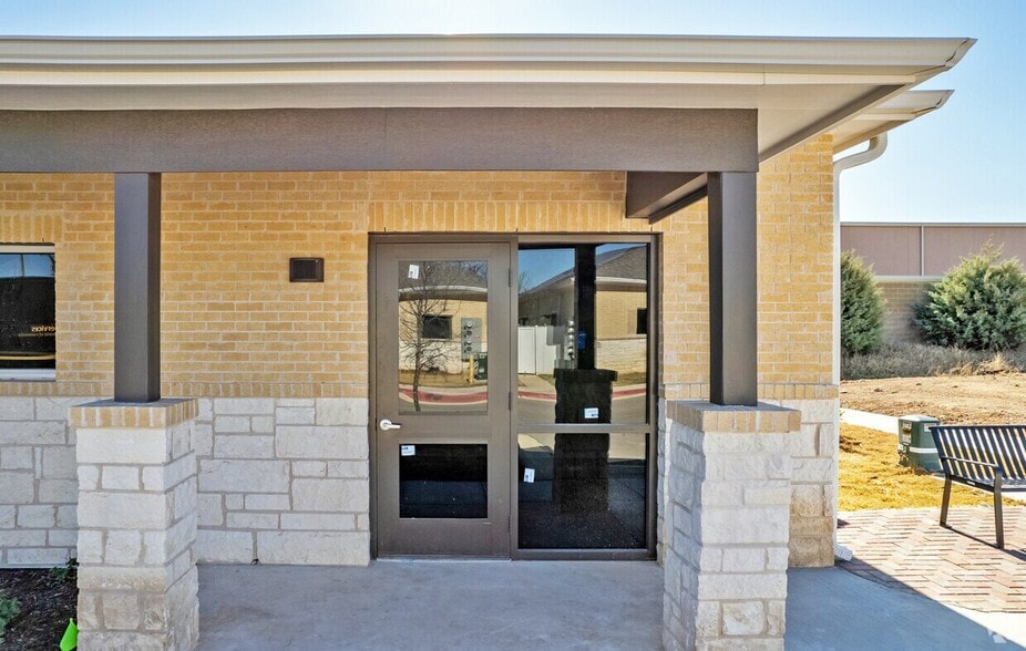 201 N Heatherwilde Blvd, Pflugerville, TX for lease - Building Photo - Image 3 of 12
